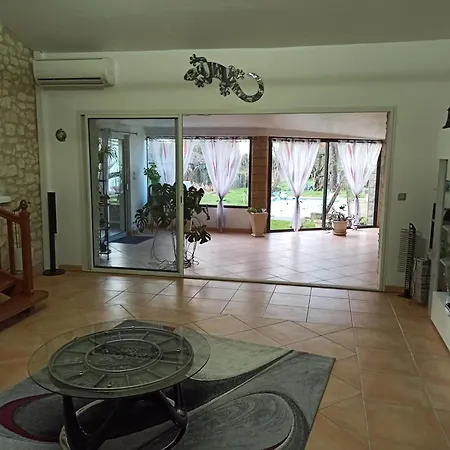 Maison De 225m2 Avec Piscine, Et Billard Floirac (Charente-Maritime)